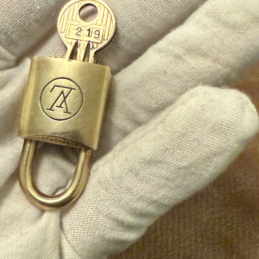 Rare Louis Vuitton lock and key #219 comes with a
unbranded chain - Picture 6 of 9